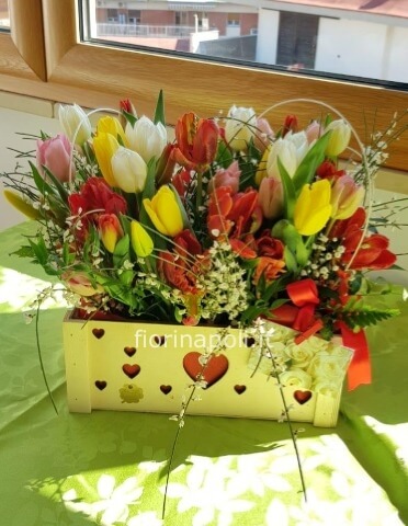 CESTO CON TULIPAI