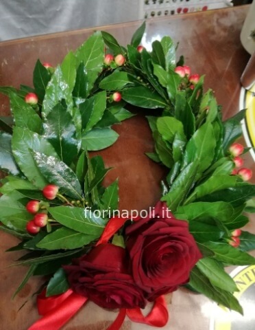coroncina di alloro con rose e bacche rosse